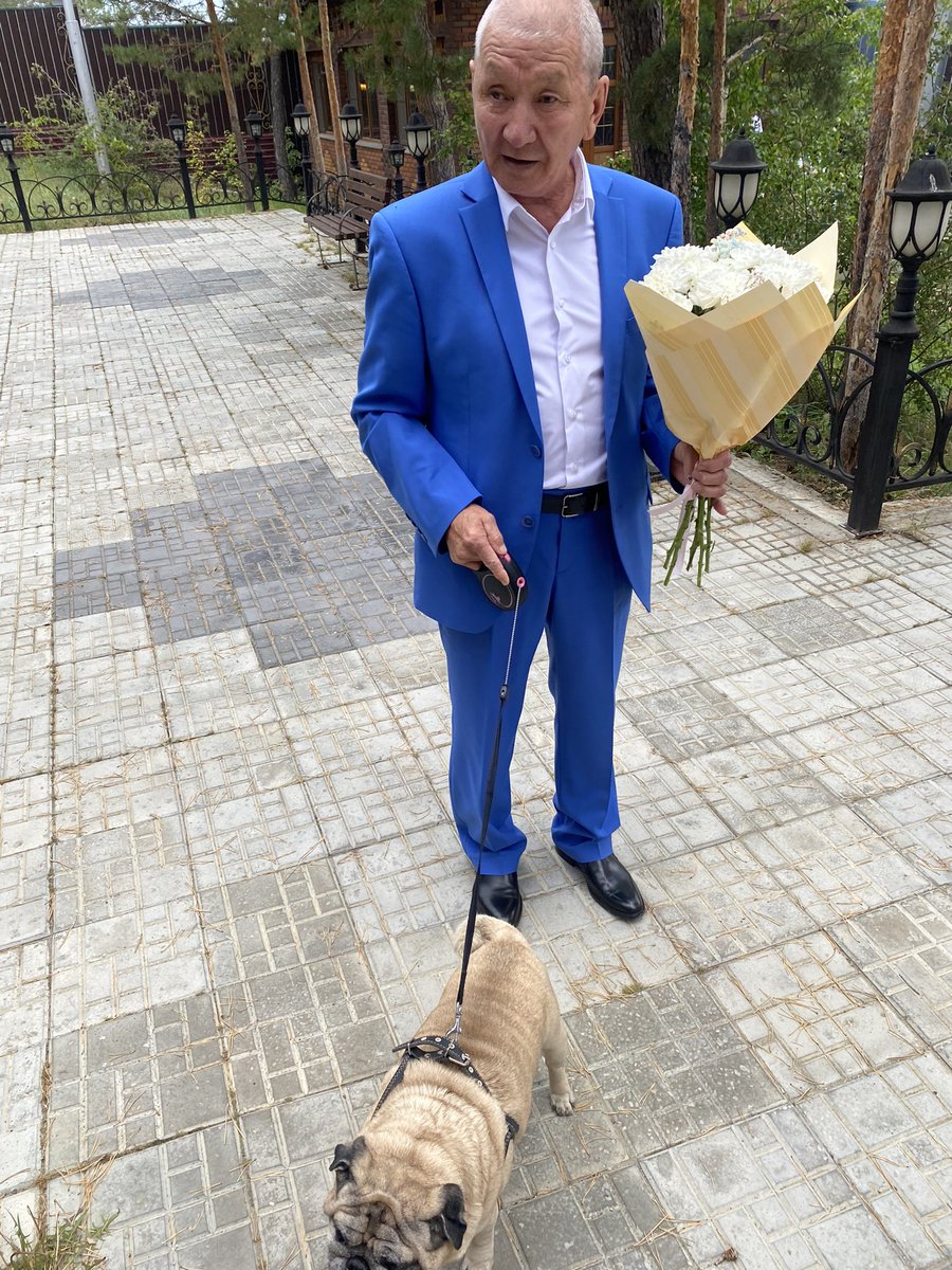 Хочу оставить фотокарточки со свадьбы M&amp;D. именно здесь🥹💌

1* с любимыми молодоженами 
2* типикал фото в туалете
3* ох! это стенда со стихами жениха и рисунками невесты, красотища!
4* любимый дедушка и Чамин, который вынес обручалки 🥹🥹