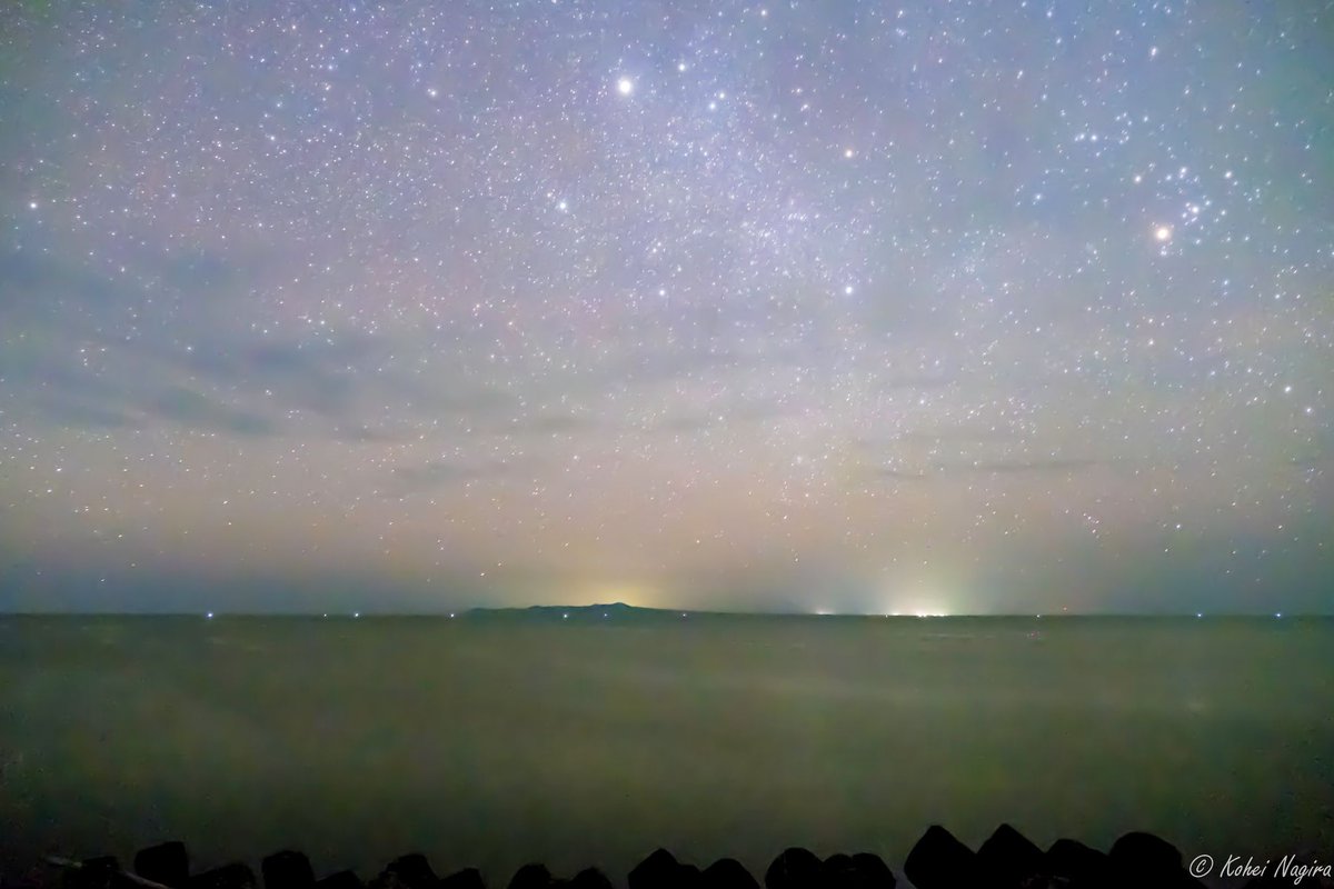 nagi0467's tweet photo. 北海道胆振東部地震、北海道ブラックアウトから5年が過ぎようとしている。
辺りの街はどこも真っ暗なのに、標津町から僅か16km先、ロシア実効支配下の国後島では煌々と光が点っていた不思議な光景が忘れられない。
島の近さと果てしない遠さを感じた。 https://t.co/zzFMV29juV