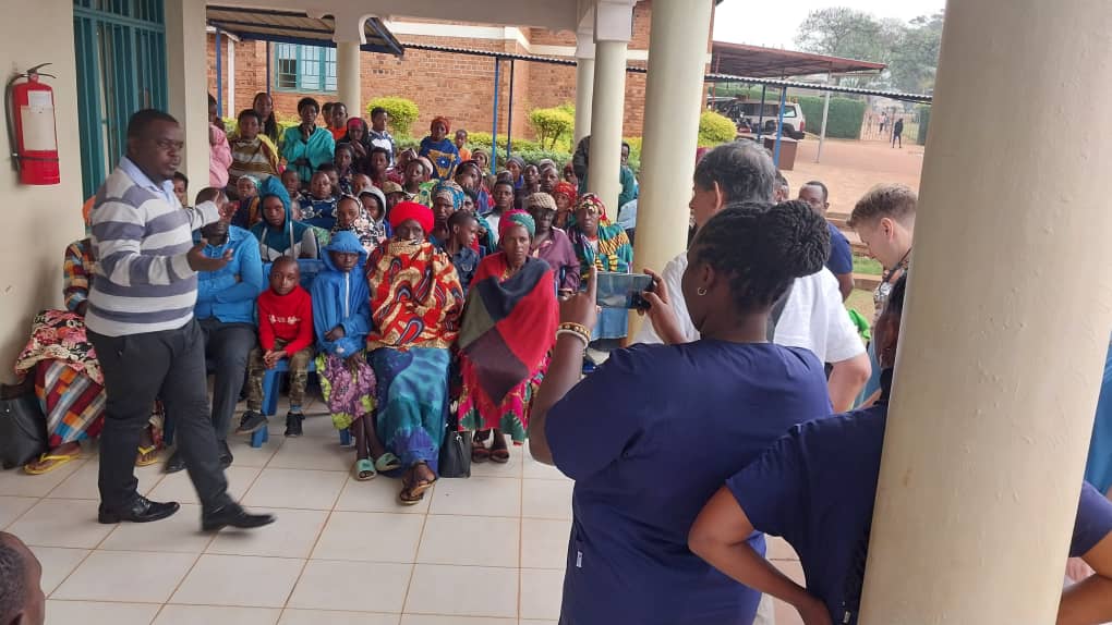 RemeraRukomaH's tweet photo. Ibi bikorwa byo #Gusuzuma no #KuvuraAmenyo ku bitaro bya @RemeraRukomaH biri guherekezwa n'#Ubukangurambaga ku #isuku yo mu kanwa n'uburyo bwo kwirinda indwara z'amenyo no mu kanwa. #inseko @DrJaribu @OralRwanda @RBCRwanda @RwandaHealth @rbarwanda @IGIHE @NewTimesRwanda https://t.co/6VypfRkyk8