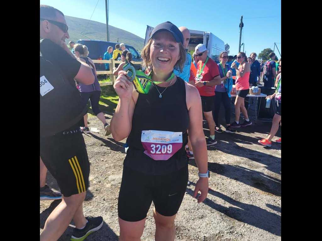 PCD_07's tweet photo. Comhghairdeachas ó chroí le Ciara Ní Shé, Sibéal Ní Ógáin agus David Ó Catháin a chríochnaigh an leathmharatón i bparóiste na gréine, Dún Chaoin. https://t.co/Z5Ixb9AOc6