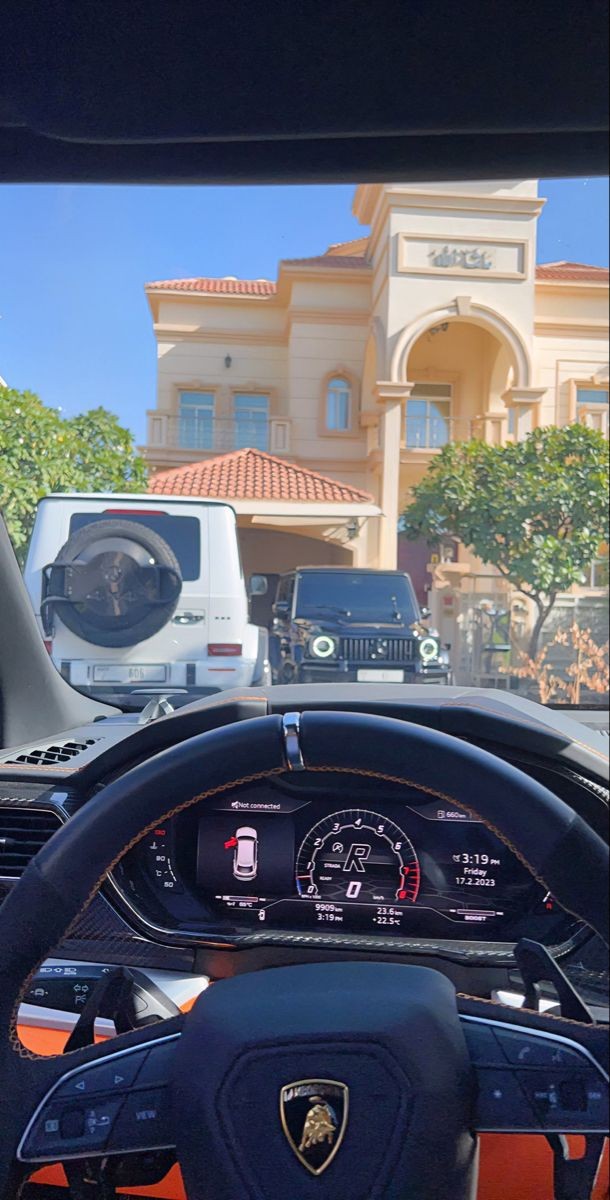 أنا شخص اتخطئ أسوأ أيامي بلا كتف .