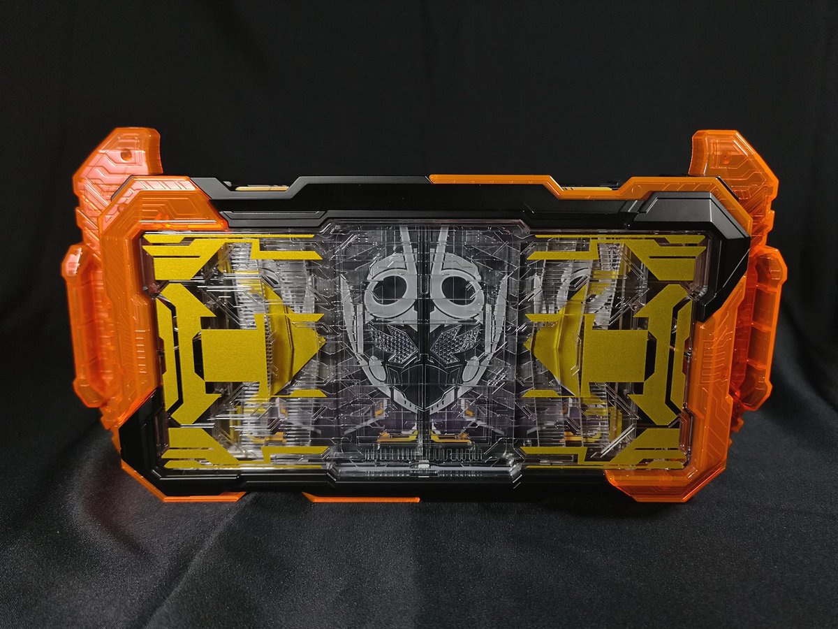 渡すか！これは俺に託された、そう。ガッチャードライバーだ！｣ガッ