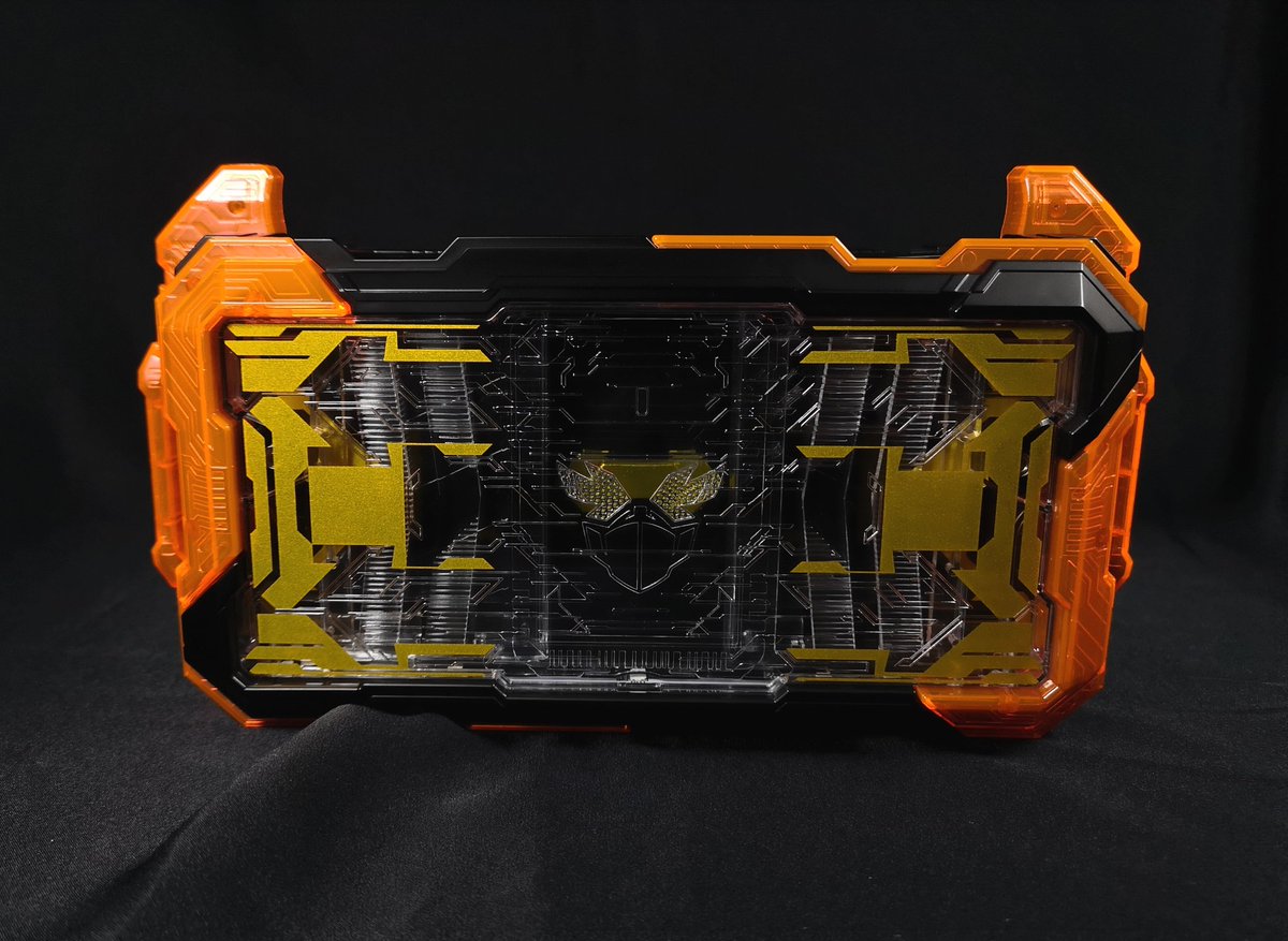 渡すか！これは俺に託された、そう。ガッチャードライバーだ！｣ガッ