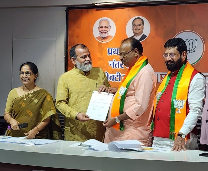 BJPSanjayPandey's tweet photo. .@BJP4Maharashtra ने माझ्यावर पुन्हा सोपविलेली उत्तर भारतीय मोर्चा प्रदेशाध्यक्ष पदाची जबाबदारी मला नवचैतन्य आणि सकारात्मक ऊर्जा देणारी आहे.पक्षश्रेष्ठींनी माझ्यावर दर्शवलेला विश्वास मी सार्थ ठरवेन, अशी ग्वाही देतो.
धन्यवाद!
@JPNadda जी 
@Dev_Fadnavis जी 
@cbawankule जी https://t.co/O1pvyZADVC