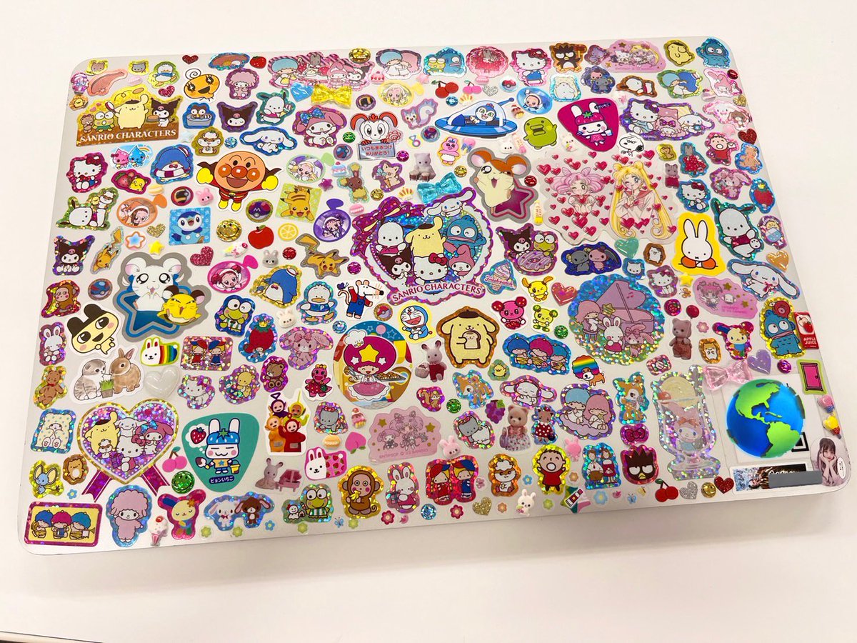 242chanel's tweet photo. 女児なのでお仕事用のMac PCを平成のシール帳にした https://t.co/5ntSh4SoRz