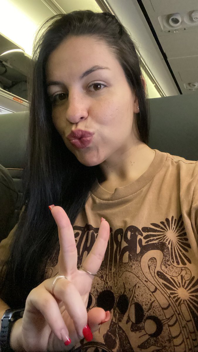 Lara_scaglione's tweet photo. Partiu Recife! Vamo, CBLOL! ✈️🔥
#finalcblol #CBLOL https://t.co/6idpwAGS2r