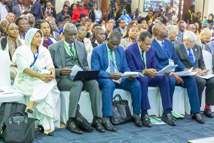 MwriEgypt's tweet image. On the sidelines of H.E.'s participation in the “#African Climate Summit” at the #Kenyan capital, Nairobi, H.E. Prof. Dr. @HaniSewilam, Minister of Water Resources &amp;amp; Irrigation, and Chairman of the #AMCOW, chaired the High-level Ministerial side event “Accelerating Climate