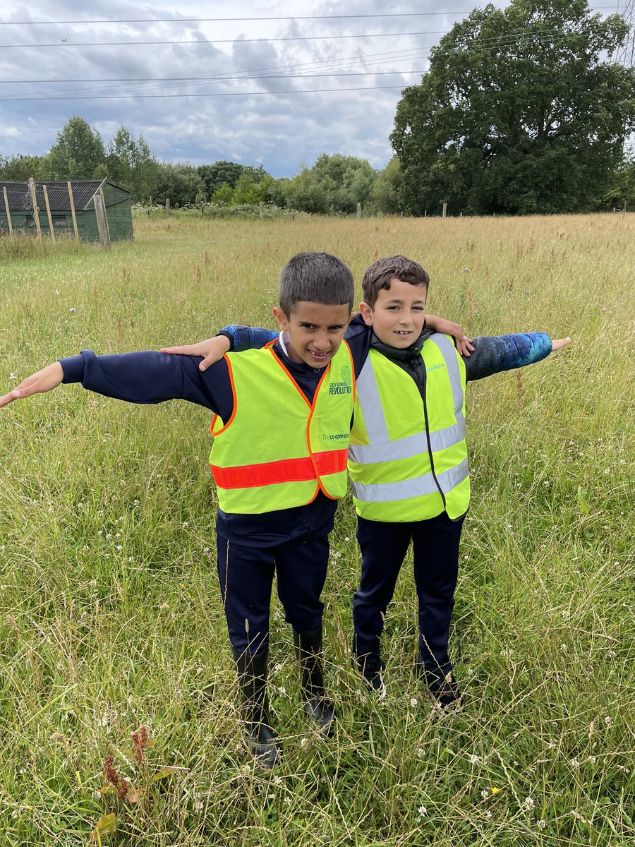 Y4stsilasREMAT's tweet photo. A fantastic trip to end the school year with the @CountryTrust. We had the amazing opportunity to feed lambs, collect eggs from the chicken coops and get involved in lots of other farm related activities!  🐑🐄🐓#SilasEnrichment #LifeOnAFarm https://t.co/0apNG9CgHP