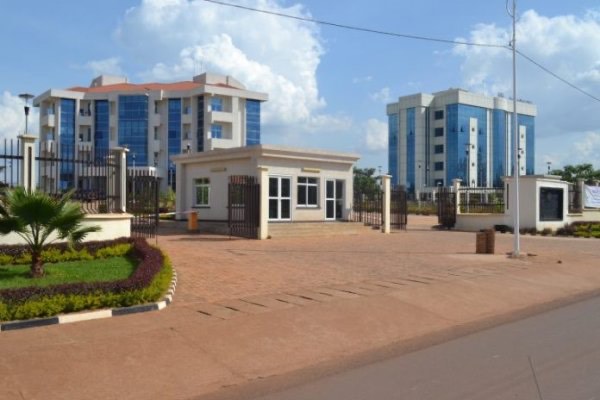 FINEFmRwanda's tweet image. Abagabo babiri bavukana b’abapasiteri mu itorero rya #ADEPR Rwamagana, bamaze iminsi batawe muri yombi n’inzego z’umutekano, nyuma y’aho mu masambu yabo hakuwemo imibiri irenga 30 y’abishwe muri Jenoside yakorewe abatutsi mu 1994. @RwamaganaDistr