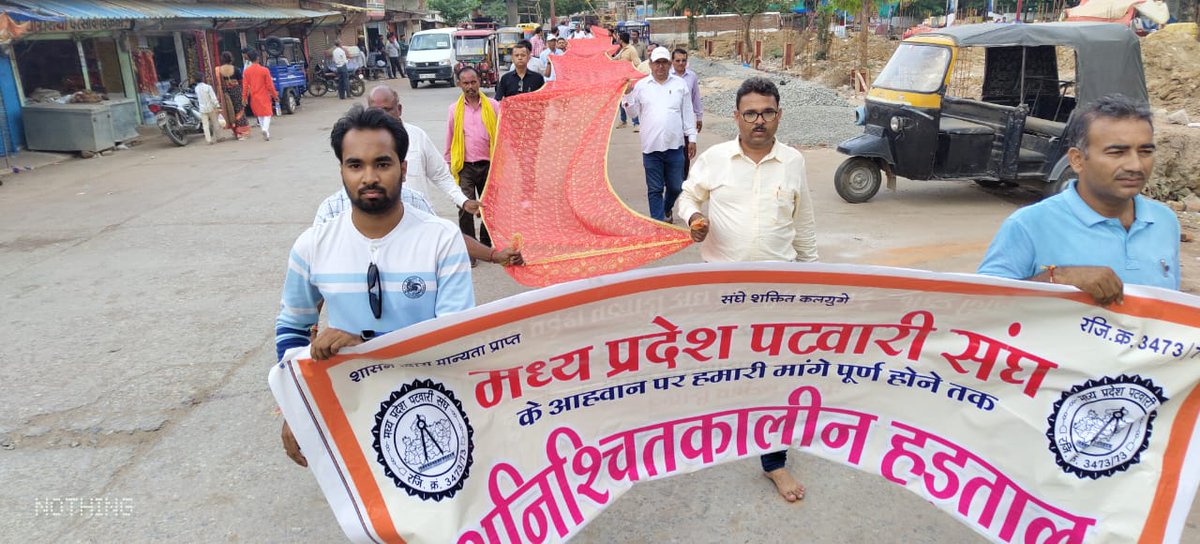 PandeyPatwari's tweet photo. पटवारी संघ जिला सतना द्वारा शारदा माई के दरबार में 51 मीटर की चुनरी भेंट कर पटवारी हड़ताल को सफल बनाने तथा #2800ग्रेडपे के लिए जगत जननी माँ जगदम्बा  का आशिर्वाद प्राप्त किया गया।"बोलो शारदा माई की जय हो।"
#2800GradePay 
#mppatwarisanghbhopal 
#ShivrajSinghChouhan https://t.co/0jM64vMUNx
