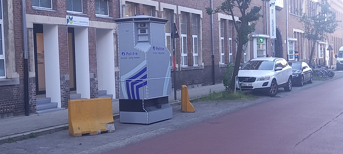 GentseFlikken's tweet image. Onze superflitspaal staat momenteel in de Molenaarsstraat. Hij scheidt er het kaf van het koren door een foto te nemen van iedereen die er sneller dan 30km/u passeert. #altijdnabij #goforzero