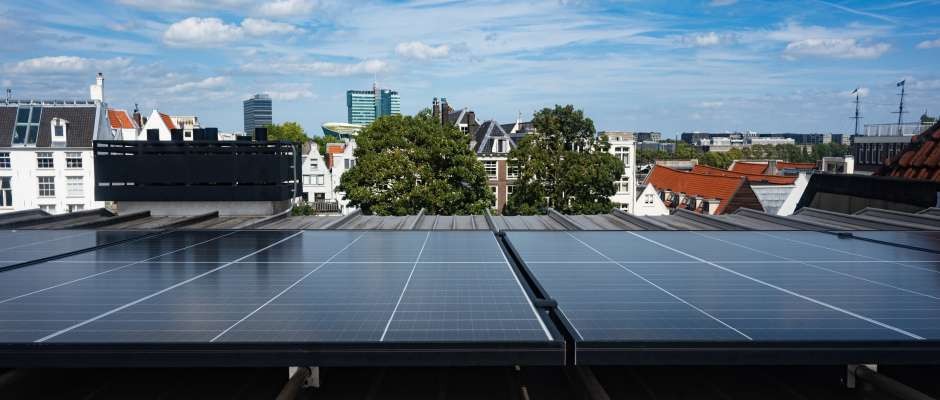 Zon in het centrum moeilijk? 🌞🧭 Helemaal niet! Jan en Ruben gingen je voor. Lees hoe zij, samen met hun buren, zonnepanelen op het dak van hun huis op het Rapenburg lieten leggen.🏠nieuwamsterdamsklimaat.nl/actueel/zonnep…