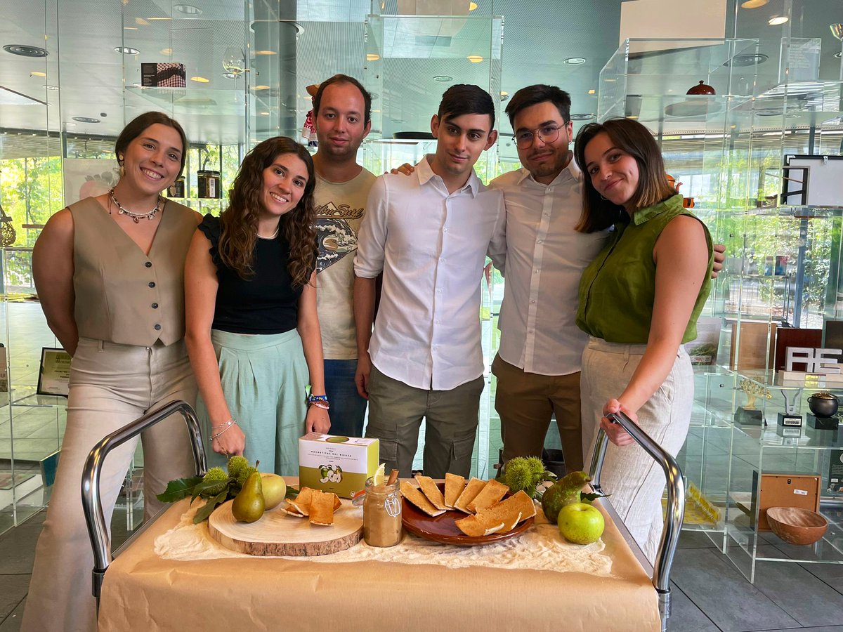 Ecotrophelia_ES's tweet photo. MAGOSTITAS DEL BIERZO: tortita harina maíz y castaña presentada con cobertura compota deshidratada de pera conferencia y manzana reineta de El Bierzo 🍽️🍎🍐

Una combinación de ingredientes que automáticamente nos lleva a pensar en el #otoño 🍂

#Ecotrophelia 2023 | @esFIAB https://t.co/MpbdyNwv1O