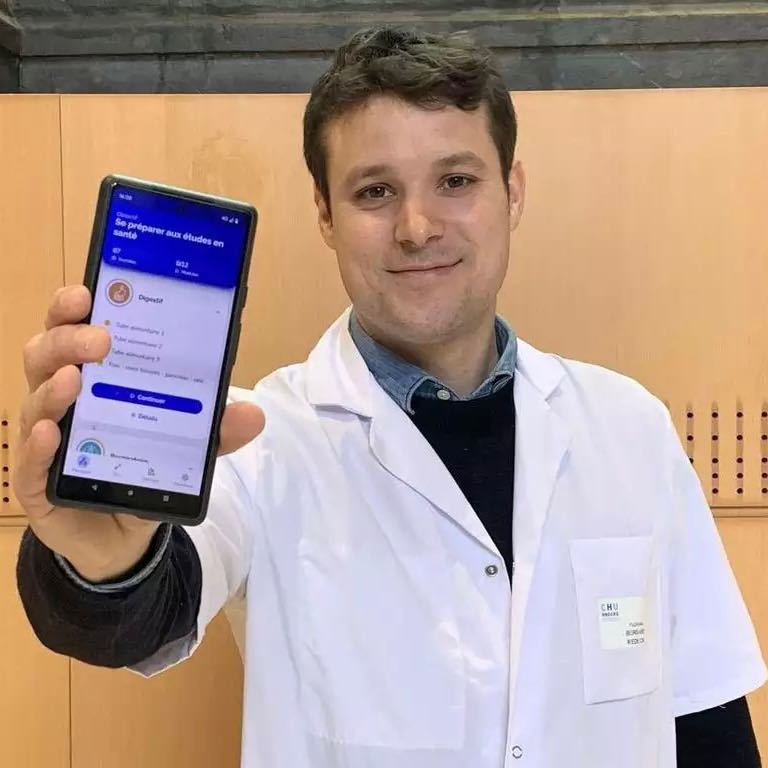 LMPositif's tweet image. 🇫🇷 Florian Bernard, neurochirurgien au CHU d’Angers, a développé Akivi, une application  d’apprentissage de l’anatomie inédite qui offre un accompagnement aux étudiants en médecine avec des questionnaires, de schémas et de fiches de synthèse ! 👨‍⚕️(Ouest France)

📸 Florian Pichet
