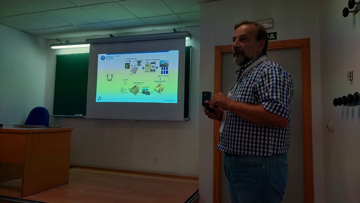 umadeabupc's tweet photo. Estamos en el Congreso Ibérico de Agroingenieria @AgroIng2023 en @unisevilla para hablar de @proyectoPIVOS #PID2019-104289RB y #ADOPTA #PDC2022-133395 de pulverización variable basado en mapas en viña y olivo. Proyectos con @univcordoba @UPV @EPSunizar Financiado por @cienciagob https://t.co/j7q84hxwil