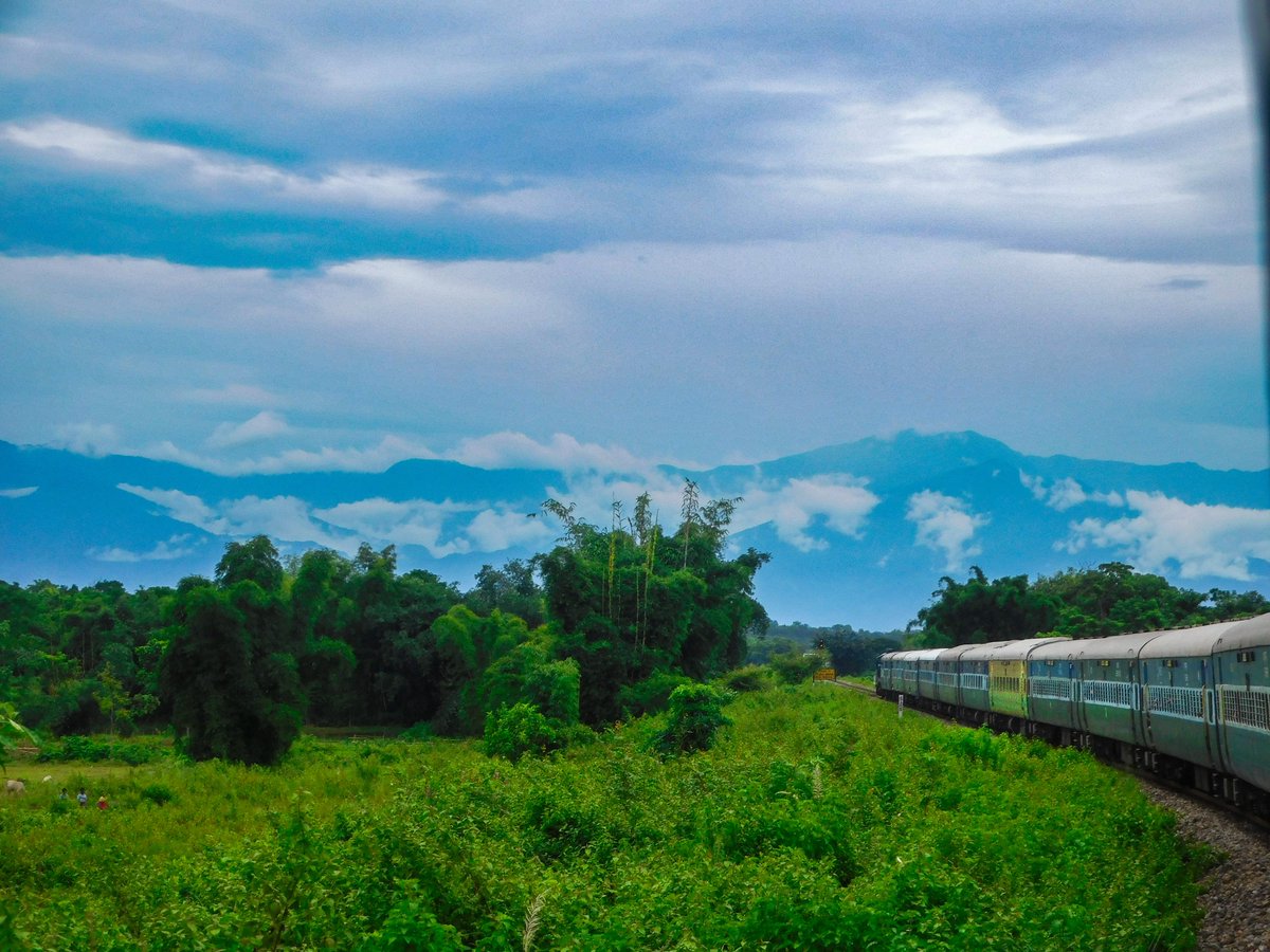 #Throwback to August 2019 !

In frame - #Alipurduar Jn bound #KanchanKanya Exp curves towards #NewMal Jn with some BWN #WDM3A in lead !! 

#NFRailEnthusiasts • #RailfansofNFR 

@drm_apdj • @drm_kir • @RailNf • @RailMinIndia • @AshwiniVaishnaw 

#Dooars #Monsoon #Hills