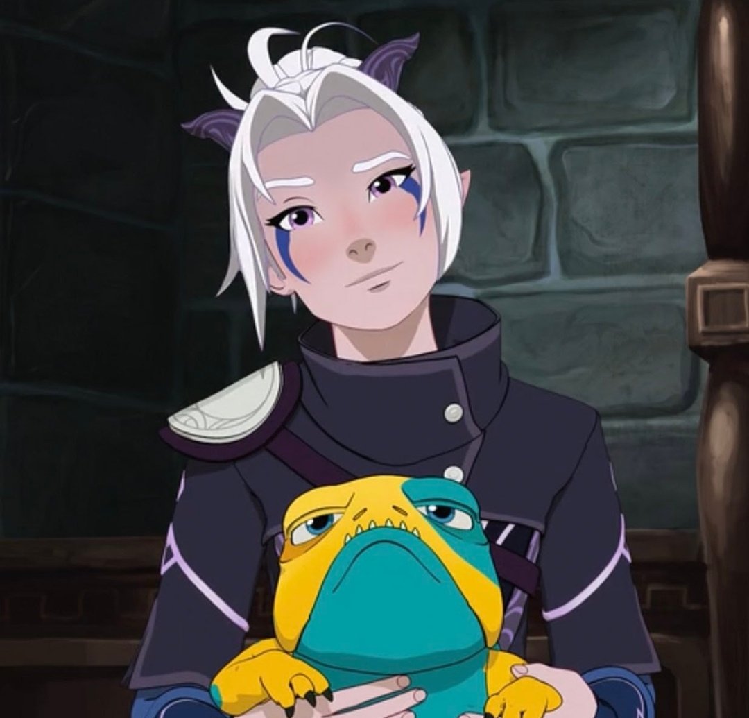 RaylaTDPMOA's tweet photo. Rayla holding Bait vs Callum holding             Bait https://t.co/2aNmbqPp9E