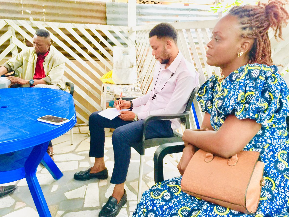adeso_rdcongo's tweet photo. #PARC • Le chargé du programme #PARC a tenu une réunion ce mardi avec le comité de gestion du #CCPSC de la commune de Kinshasa. L’objectif de cette rencontre était de se concerter avant la signature d’une convention entre les deux structures quant au projet #PARC. @UEenRDC 🇪🇺🇨🇩 https://t.co/1SvAEGmy80