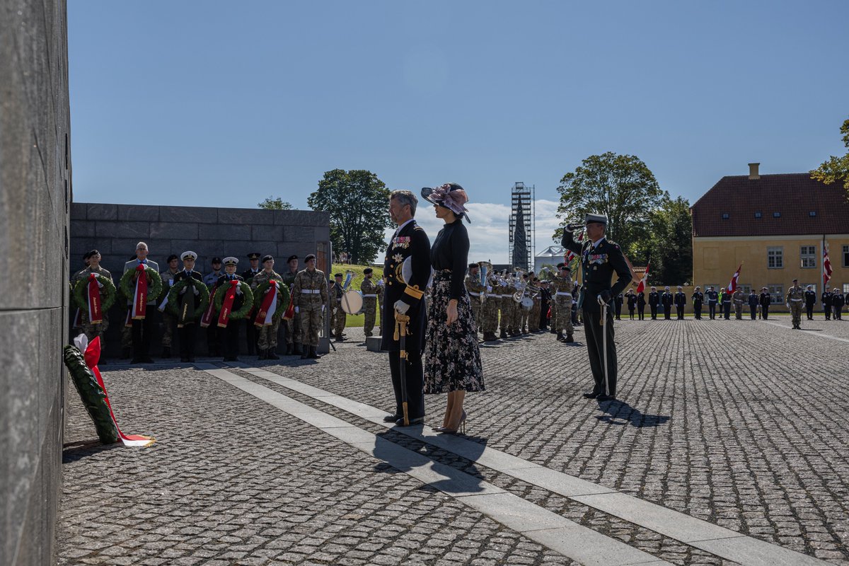 forsvaretdk's tweet photo. Kronprinsparret har i Kastellet i København lagt en krans ved Monumentet for Danmarks internationale indsats siden 1948.
#dkforsvar #værdatkæmpefor #VisflagetDanmark
Se mere fra markeringen af Flagdagen på https://t.co/pj96CN7CDB: https://t.co/JysUFe5OEd https://t.co/QjSxSYzaAB