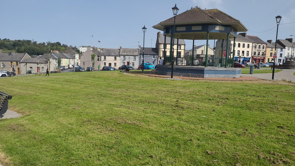 Today at 3.30pm we will be staging a #community #playfulstreet 

The park looks fantastic. Thanks to the @WaterfordCounci outdoor team. 👌