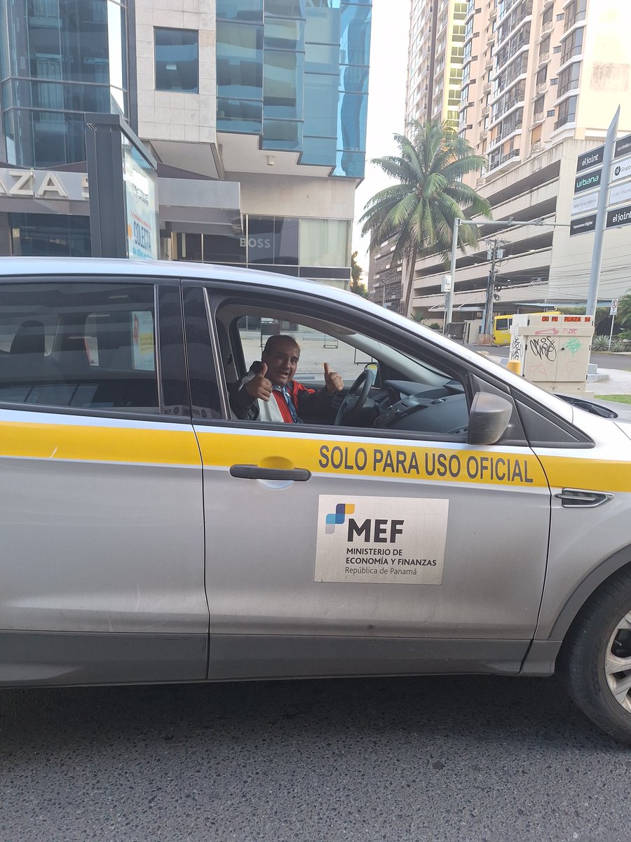 CarolinaIsabelF's tweet photo. Son las 6:40 de la mañana y había un funcionario público utilizando el carro el estado para correr como a 100 kilómetros por hora. Cuando le fui a reclamar le pareció tan gracioso que me pidió que le tomara una foto... https://t.co/ilYb6kLsVp