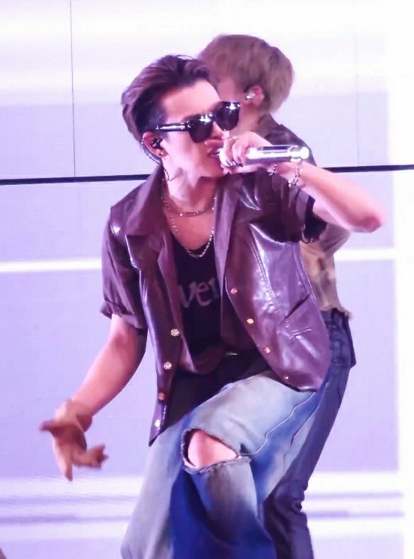 HONGFOLDER's tweet photo. He's literally a rockstar https://t.co/6mtKoHvlFh