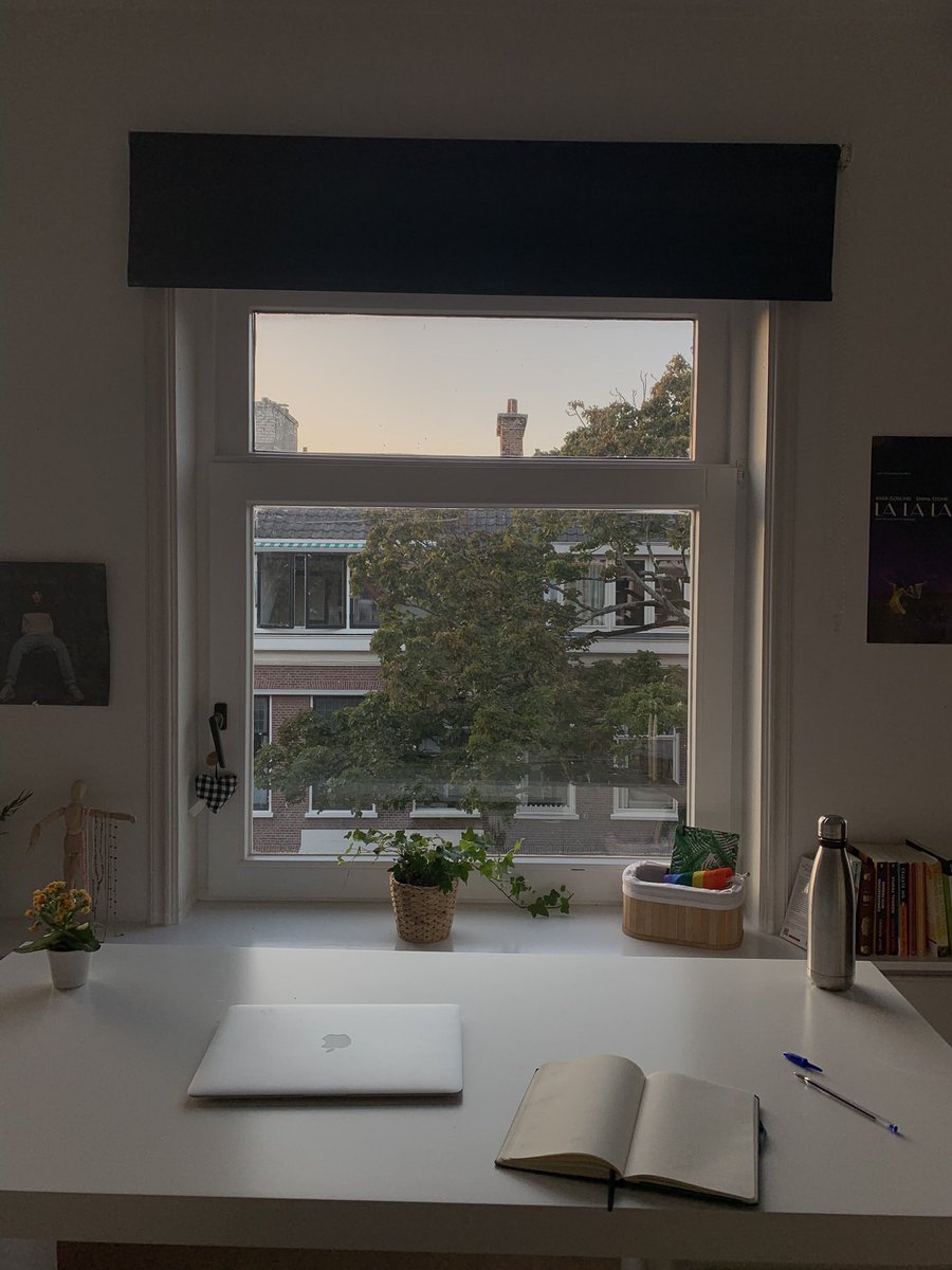 studyjune's tweet image. i love my new desk set up🪴