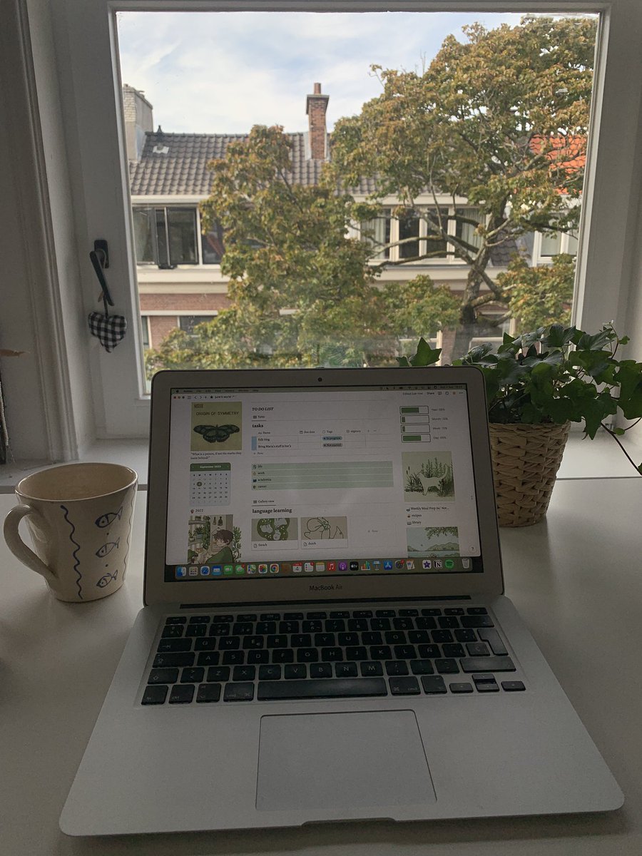 studyjune's tweet image. i love my new desk set up🪴