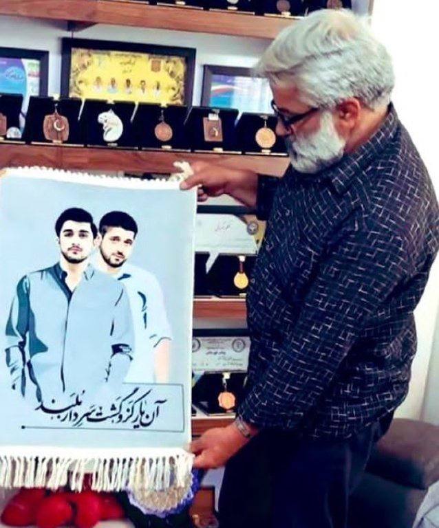mamadporii's tweet photo. دو هفته است که آقا ماشالا فقط به جرم غذا دادن به فقرا زندانه و شکنجه میشه، حروم زاده‌ها بچه‌هاش رو کشتید بس نبود ؟! کی انتقام تک‌تک این ظلم‌ها رو از شما بگیریم، دور نیست 
#سالگرد_مهسا 
#IRGCterrorists https://t.co/mmUyoMTdxW