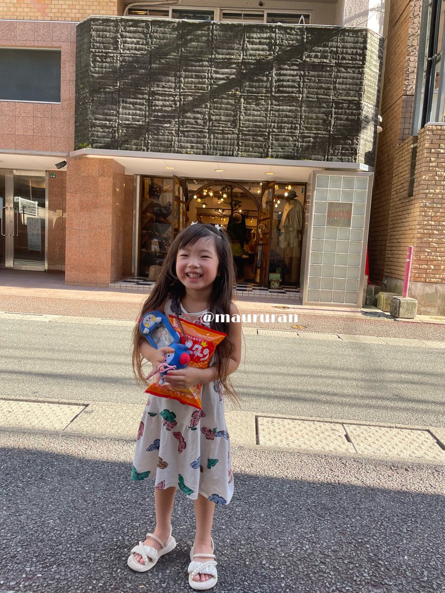 maururan's tweet image. 載せるかとても迷いましたが、treasureの優しさと気遣いに感動した出来事だったので共有させて下さい🙇🏻‍♀️ 

ハルトが渡してくれてますが、ジェヒョクからのプレゼントです😭 

動画は頂いたものです🙇🏻‍♀️もしこの時の写真か動画を持ってる方ご連絡下さい🙇🏻‍♀️

 #TREASURE  #하루토　福岡 遭遇