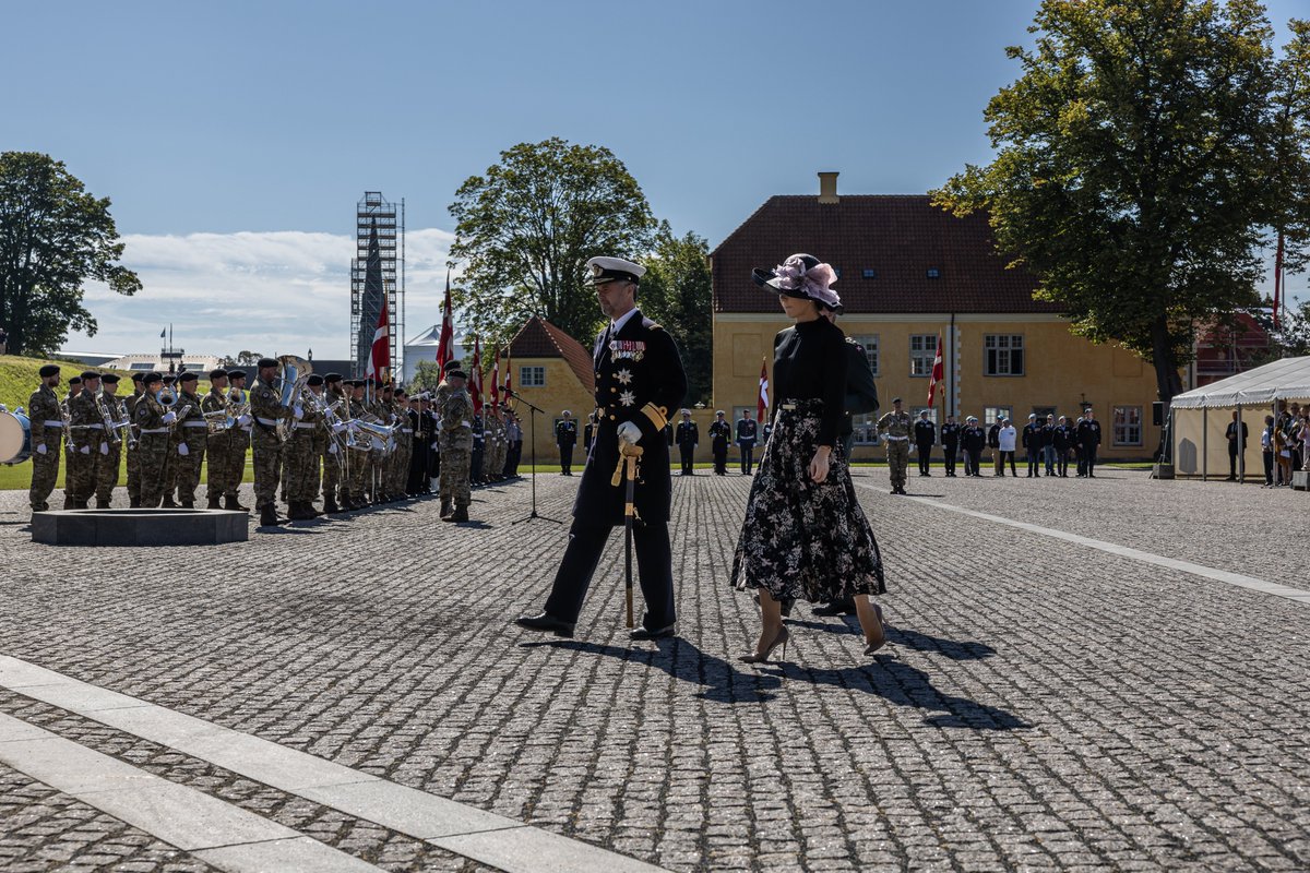 forsvaretdk's tweet photo. Kronprinsparret har i Kastellet i København lagt en krans ved Monumentet for Danmarks internationale indsats siden 1948.
#dkforsvar #værdatkæmpefor #VisflagetDanmark
Se mere fra markeringen af Flagdagen på https://t.co/pj96CN7CDB: https://t.co/JysUFe5OEd https://t.co/QjSxSYzaAB