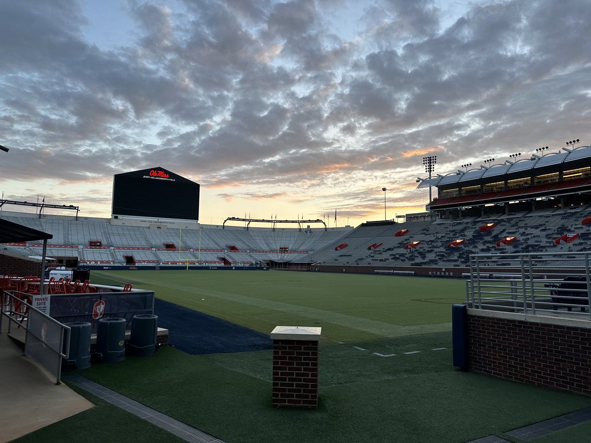 Lane_Kiffin's tweet photo. Great morning ⁦@OleMissFB⁩ 💙🏈🔥 https://t.co/idVaYYhVr4