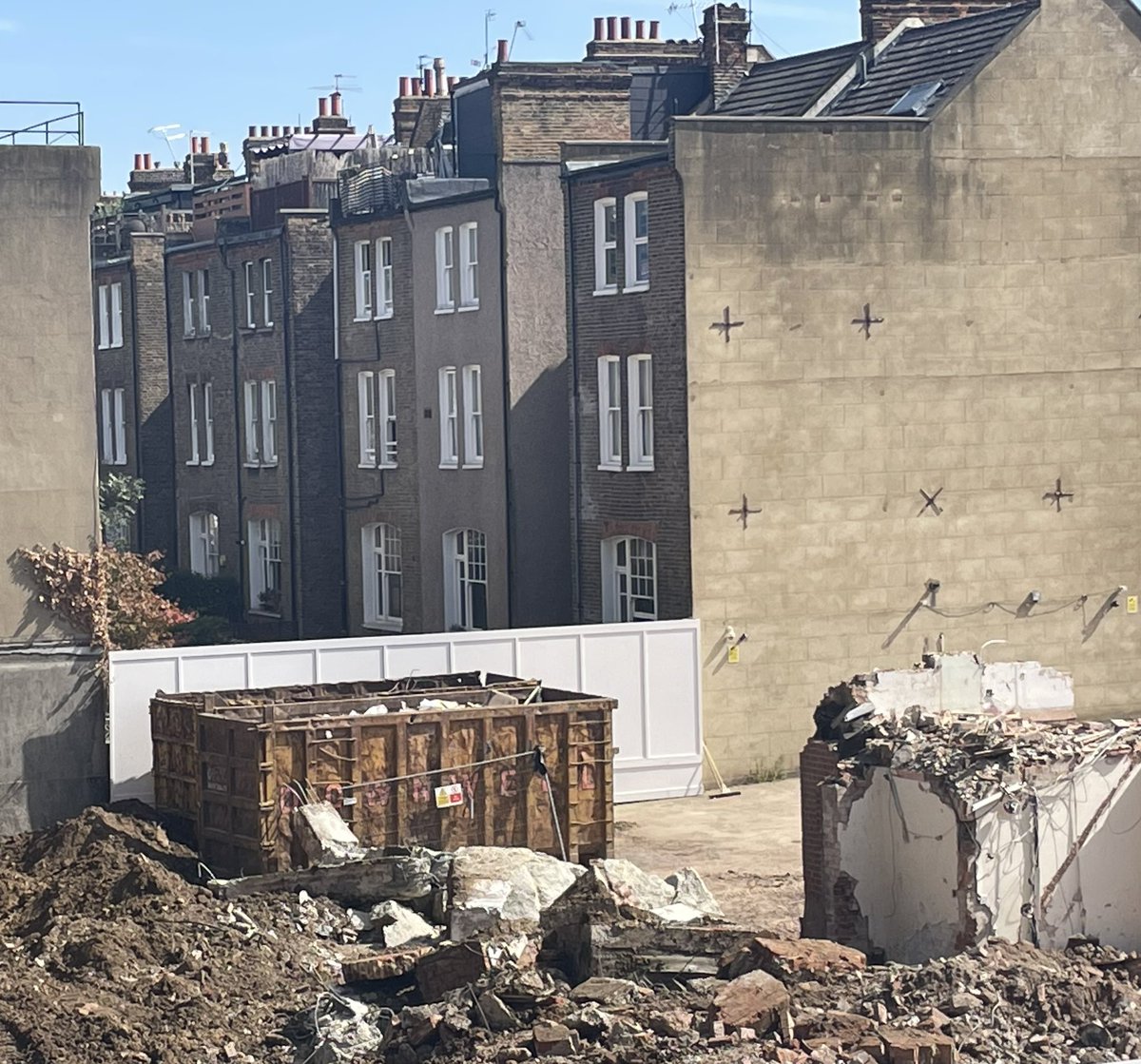 They’ve spent all morning trying to smash up the concrete in this >100-year-old building that has been demolished unnecessarily. Well done for approving that @lbhf #RAACandRuin #Raac