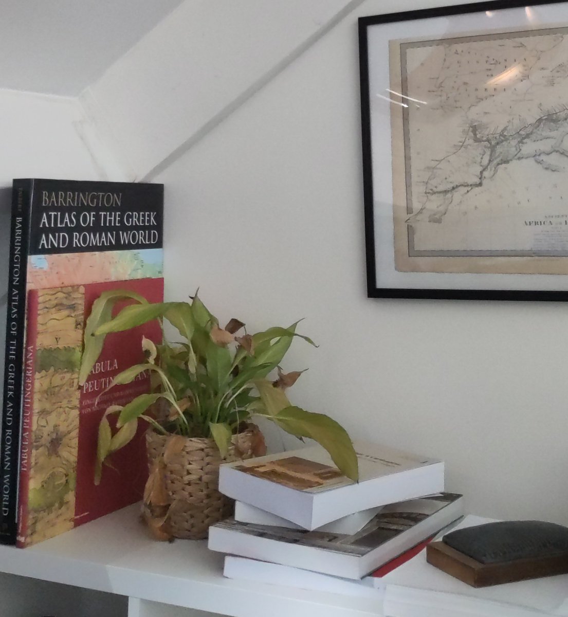 A fresh start of a new #AcademicYear for ATLAS. We're #backtooffice and continue our research into #Tunisia🇹🇳 & #Spain🇪🇸 in #LateAntiquity. Dusting off the books 📚 for the upcoming research meetings and seeing if we can revive our office plants 😉