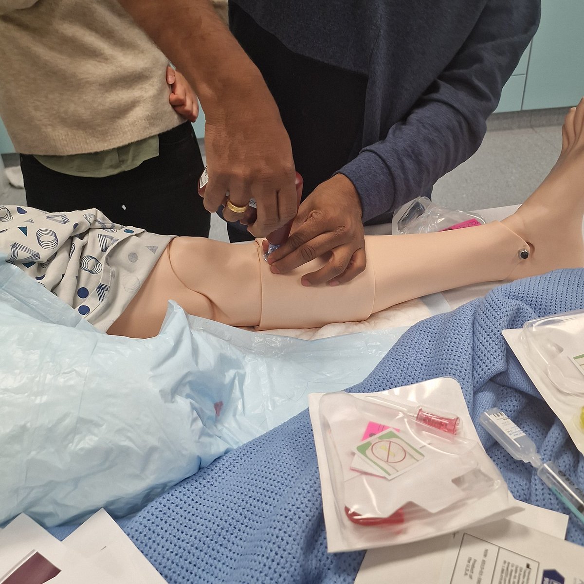 SimStarsIRL's tweet image. So greatful to @UCCASSERT for giving us access to the incredible simulation suite and to @UCCCSSRC for lending us their time, knowledge and equipment to facilitate the best learning possible #CollaborativeLearning #interprofessionalSimulation #Synergy @HrSswhg