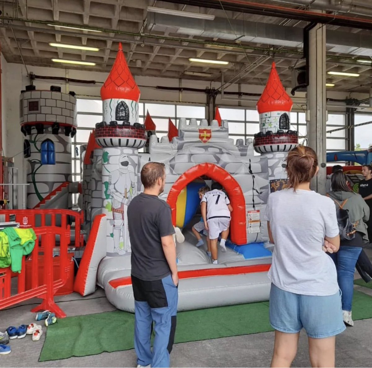 abaniaeventos's tweet photo. Durante esta semana podéis compartir con nosotros la ilusión que despiertan las fiestas de Alcorcon  
#ayuntamientos #fiestaspatronales #hinchables #hacemoseventos #eventos https://t.co/e6XgyqlKxc