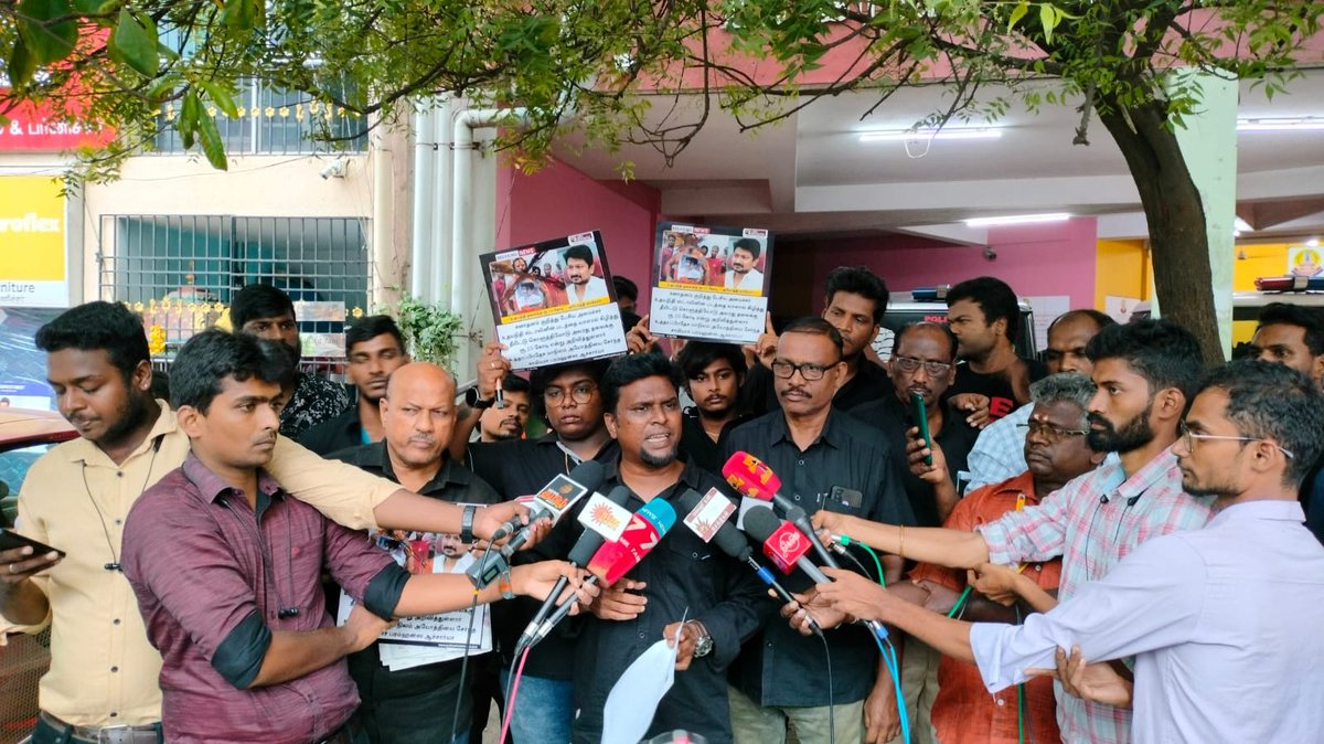 UmapathiDvk's tweet photo. "டெங்கு, மலேரியா, காலரா போன்று சனாதனமும் ஒழிக்கப்பட  வேண்டிய ஒன்று" என்று பேசிய மாண்புமிகு அமைச்சர் உதயநிதி ஸ்டாலின் அவர்களின் தலையை கொண்டு வருபவர்களுக்கு ரூ.10 கோடி நிர்ணயித்த அயோத்தி சாமியார் பரம்ஹன்ஸ ஆச்சாரியாவை கைது செய்து சிறையில் அடைக்க கோரி.. #IStandWithUdhayStalin https://t.co/HGIGKgR5Sv