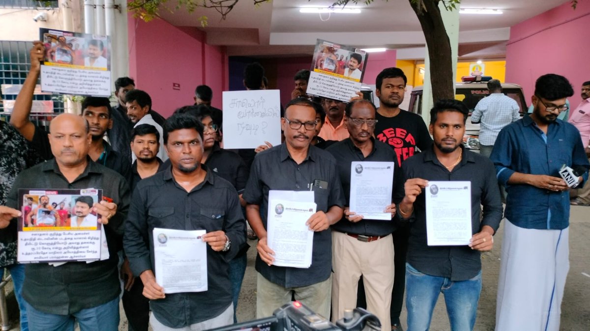 UmapathiDvk's tweet photo. "டெங்கு, மலேரியா, காலரா போன்று சனாதனமும் ஒழிக்கப்பட  வேண்டிய ஒன்று" என்று பேசிய மாண்புமிகு அமைச்சர் உதயநிதி ஸ்டாலின் அவர்களின் தலையை கொண்டு வருபவர்களுக்கு ரூ.10 கோடி நிர்ணயித்த அயோத்தி சாமியார் பரம்ஹன்ஸ ஆச்சாரியாவை கைது செய்து சிறையில் அடைக்க கோரி.. #IStandWithUdhayStalin https://t.co/HGIGKgR5Sv