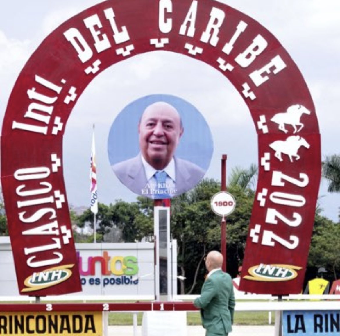 potroalvarez's tweet photo. Te di mi palabra Aly de que en mi gestión volverían las transmisiones de las carreras en vivo por TV abierta y te cumplí ! Llevo la hípica en mi sangre , llevo los caballos en mi alma y este sentimiento tan grande es quien me da la fuerza para seguir adelante por el camino correcto en esta gran industria.  A los que intentaron el domingo de volver al pasado y trataron mediante una acción comprometer el pago del pote de premio a propietarios y trabajadores del INH, NO LO LOGRARON!!! Hoy les recuerdo públicamente que fui yo quien regresó las transmisiones en vivo gracias al Presidente Constitucional NICOLAS MADURO MOROS y NO LAS VOY A QUITAR MIENTRAS YO SIGA AL FRENTE DE ESTA HERMOSA INSTITUCIÓN !!!  NOS VEMOS EL DOMINGO Y VEREMOS SI SU SALIDA DE LA ESCENA HÍPICA ACABARA CON LAS CARRERAS DE CABALLOS EN NUESTRO PAÍS O ME SACARAN DEL CARGO PARA QUE USTEDES VUELVAN !!!  DIOS LOS BENDIGA 🙏