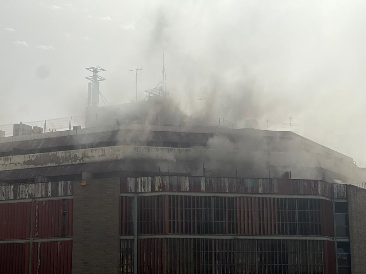 3CatInfo's tweet photo. Dos ferits lleus i més de 300 evacuats per un incendi al carrer Aragó, a Barcelona  
https://t.co/Pt1xSZ3UeO https://t.co/dJjWJOhTRL