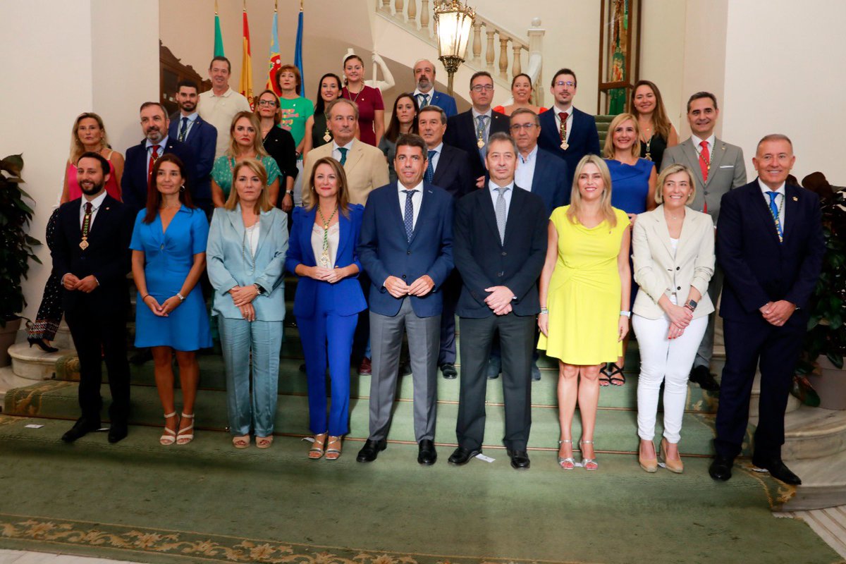 CastellonVox's tweet photo. Hoy hemos recibido al Pleno del Consell en el Ayuntamiento de Castellón. 

Ocasión que han aprovechado para aprobar el proyecto de ley para suprimir el impuesto de sucesiones y donaciones. 

Desde Vox seguiremos trabajando para poner fin a todo tipo de injusticias. https://t.co/qjkWAPn3bE