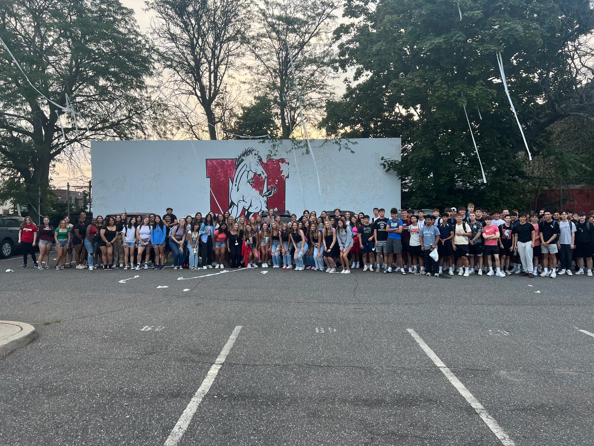 MineolaHS2024's tweet photo. Good Morning and Welcome Back from your SENIORS - the Class of 2024! #SeniorSunrise https://t.co/2n87YGv7cC