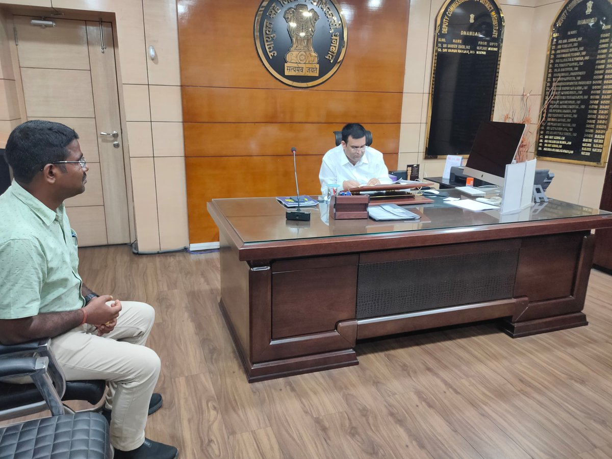 dc_dhanbad's tweet photo. समाहरणालय सभागार में आयोजित जनता दरबार के दौरान क्षेत्रीय या निजी समस्याओं/शिकायतों के निष्पादन हेतु जिला मुख्यालय आए सभी आगंतुकों से मिलकर उनकी बातों को सुना एवं नियमानुसार कार्यवाही सुनिश्चित करने हेतु संबंधित पदाधिकारियों को निर्देशित किया।
@JharkhandCMO 
@prdjharkhand https://t.co/QIWzSBj0RV