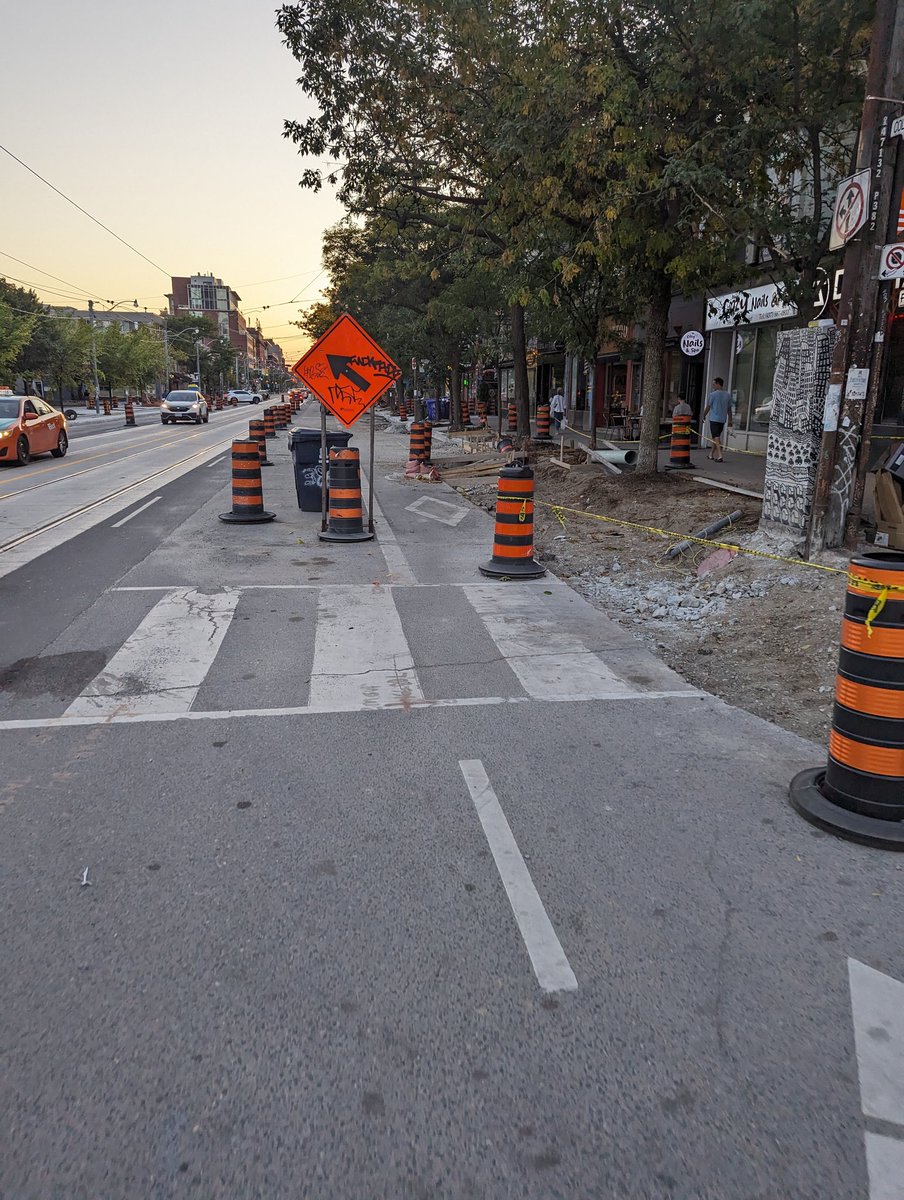 TheBikingLawyer's tweet image. College Street between Bathurst x Spadina is a nightmare. People will be injured here. I have got to think we deserve a better standard of construction safety than this, especially where they are installing bike lanes? @DianneSaxe @TO_Cycling_Ped @311Toronto