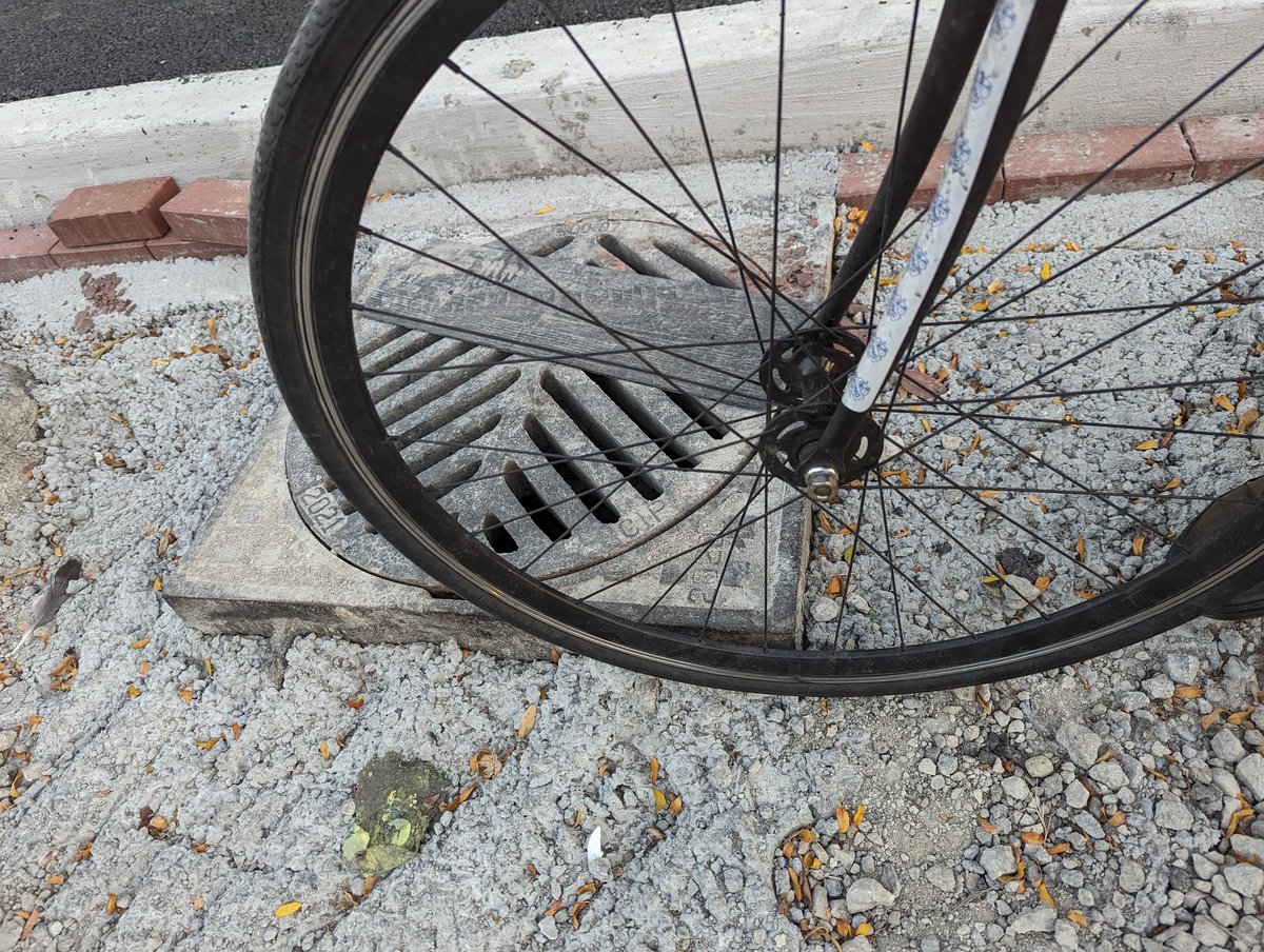 TheBikingLawyer's tweet image. College Street between Bathurst x Spadina is a nightmare. People will be injured here. I have got to think we deserve a better standard of construction safety than this, especially where they are installing bike lanes? @DianneSaxe @TO_Cycling_Ped @311Toronto