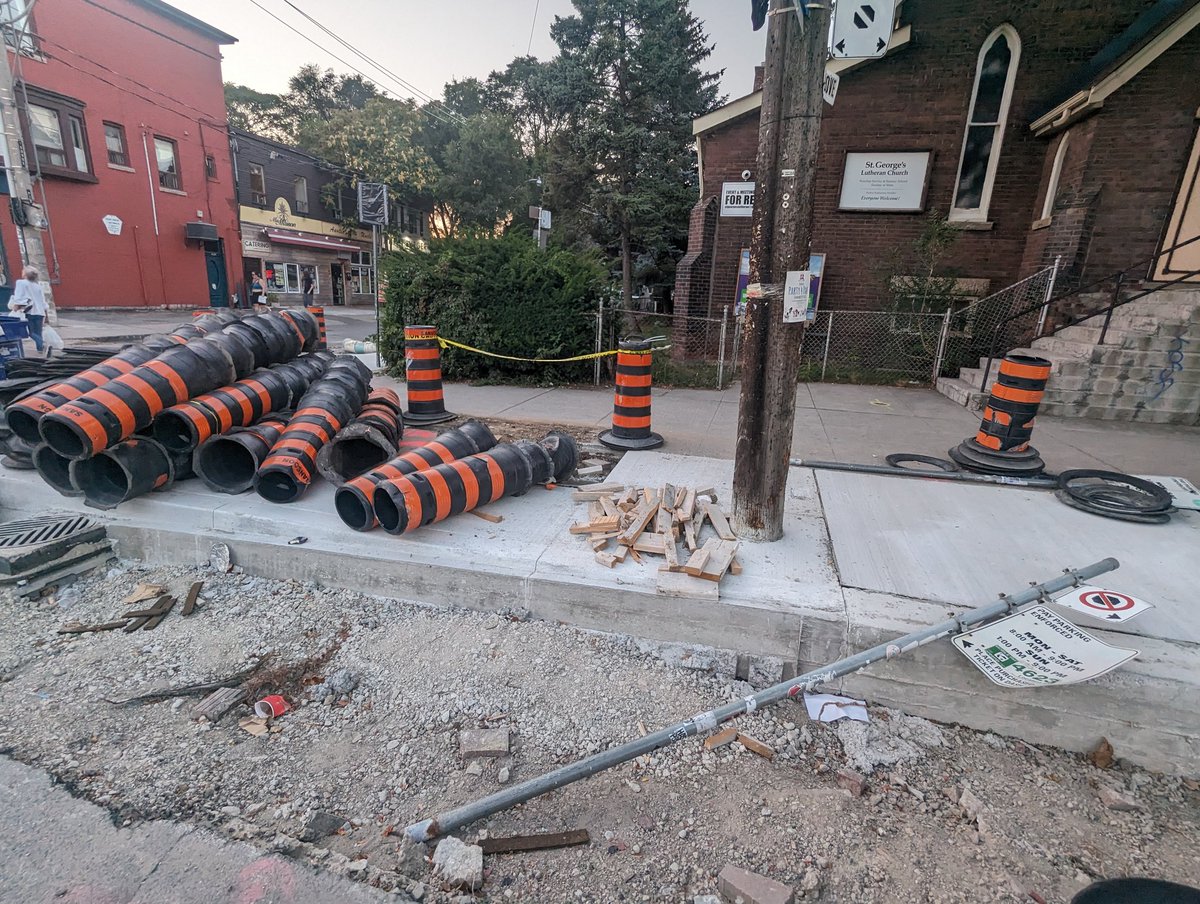 TheBikingLawyer's tweet image. College Street between Bathurst x Spadina is a nightmare. People will be injured here. I have got to think we deserve a better standard of construction safety than this, especially where they are installing bike lanes? @DianneSaxe @TO_Cycling_Ped @311Toronto
