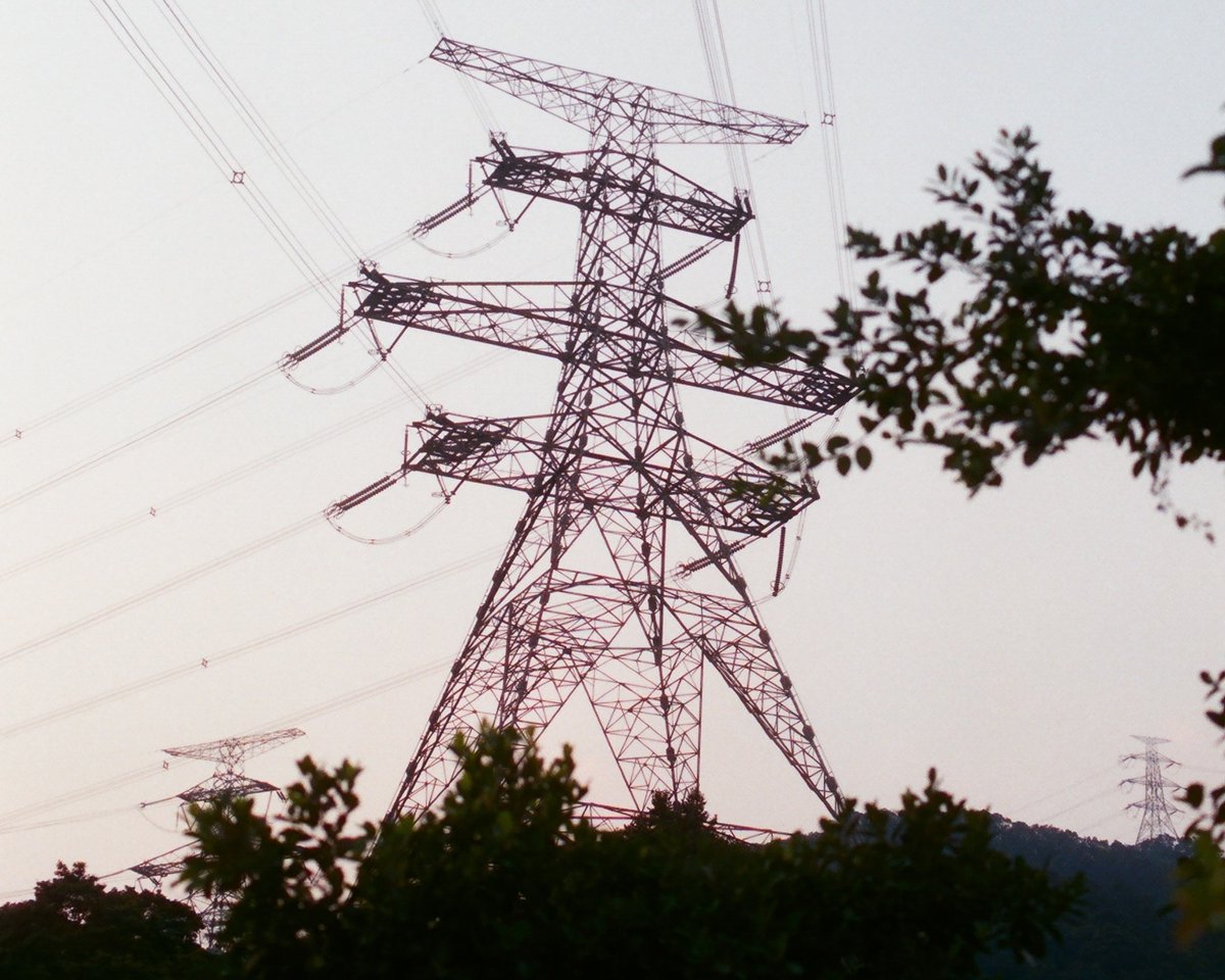 Medienmitteilung: Für einen Strompreisdeckel!

Die heute veröffentlichten Strompreiserhöhungen drücken der breiten Bevölkerung aufs Portemonnaie. 
Gründe dahinter: Abhängigkeit von fossilen Energien &amp; Gewinne der Energiekonzerne. Es braucht Massnahmen!

👉juso.ch/de/medien/medi…