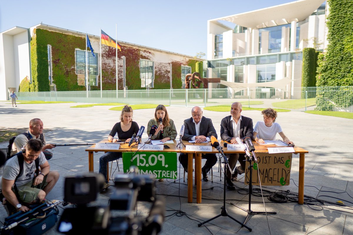 💥 In 10 Tagen ist Globaler Klimastreik. Heute stehen wir deshalb vor dem Bundeskanzleramt und präsentieren in einer Pressekonferenz unsere Forderung an die Regierung!

👉 Wir fordern die Verschärfung des Klimaschutzgesetzes und die sozialgerechte Entlastung von Bürger:innen.