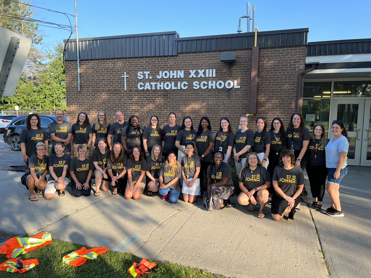 #ocsbFirstDay Our awesome staff are ready to welcome you Bears!
