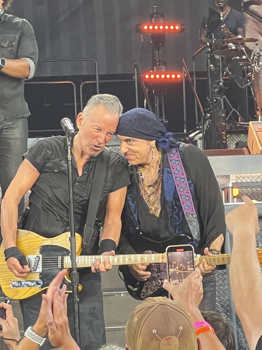 CharityMiles's tweet image. There’s an opera out on the turnpike.

@Springsteen and the Legendary #ESTREETBAND. #SpringNuts